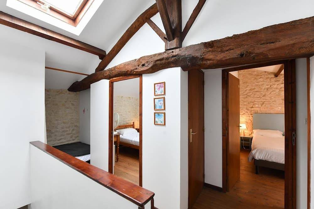 Entire apartment, Two Bedroom House in Domaine les Granges in Ternant (Charente-Maritime), Saint-Jean-d'Angély region
