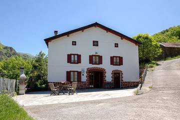 Gîte pour 14 personnes, avec terrasse à Valcarlos