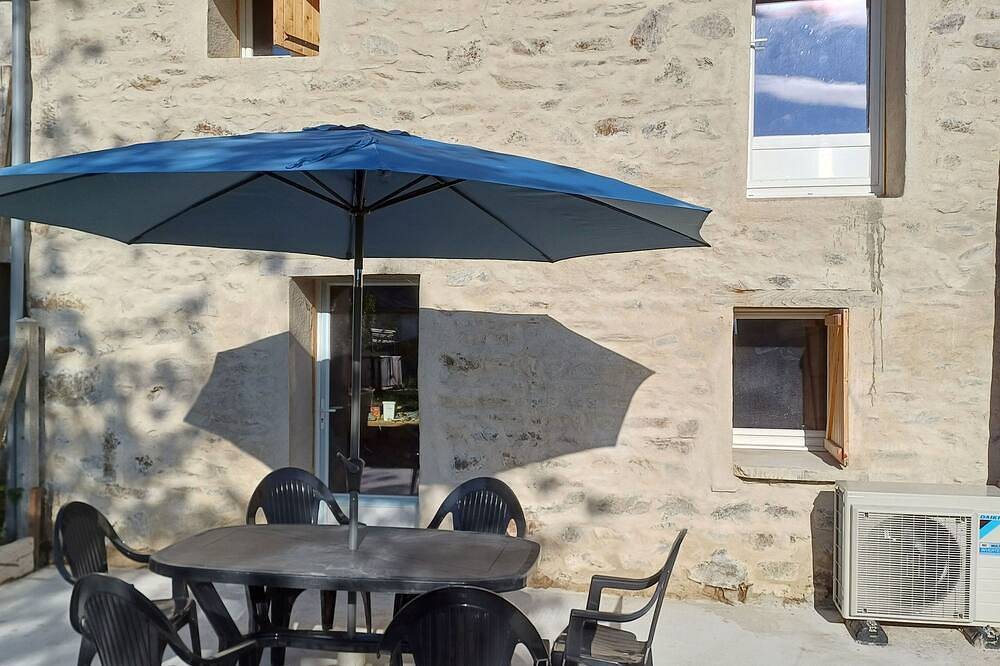 Maison ,terrain clos. Chiens . Ancv.Wi-Fi. Parking. 5 minutes des  commerces . in Pionsat, Puy-de-Dôme