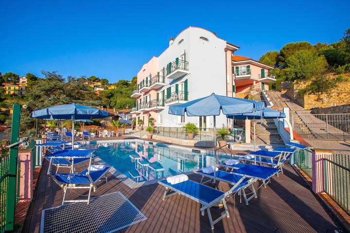 Apartamento de vacaciones para 4 personas, con vistas al mar además de balcón y piscina, Familias con niños - 1