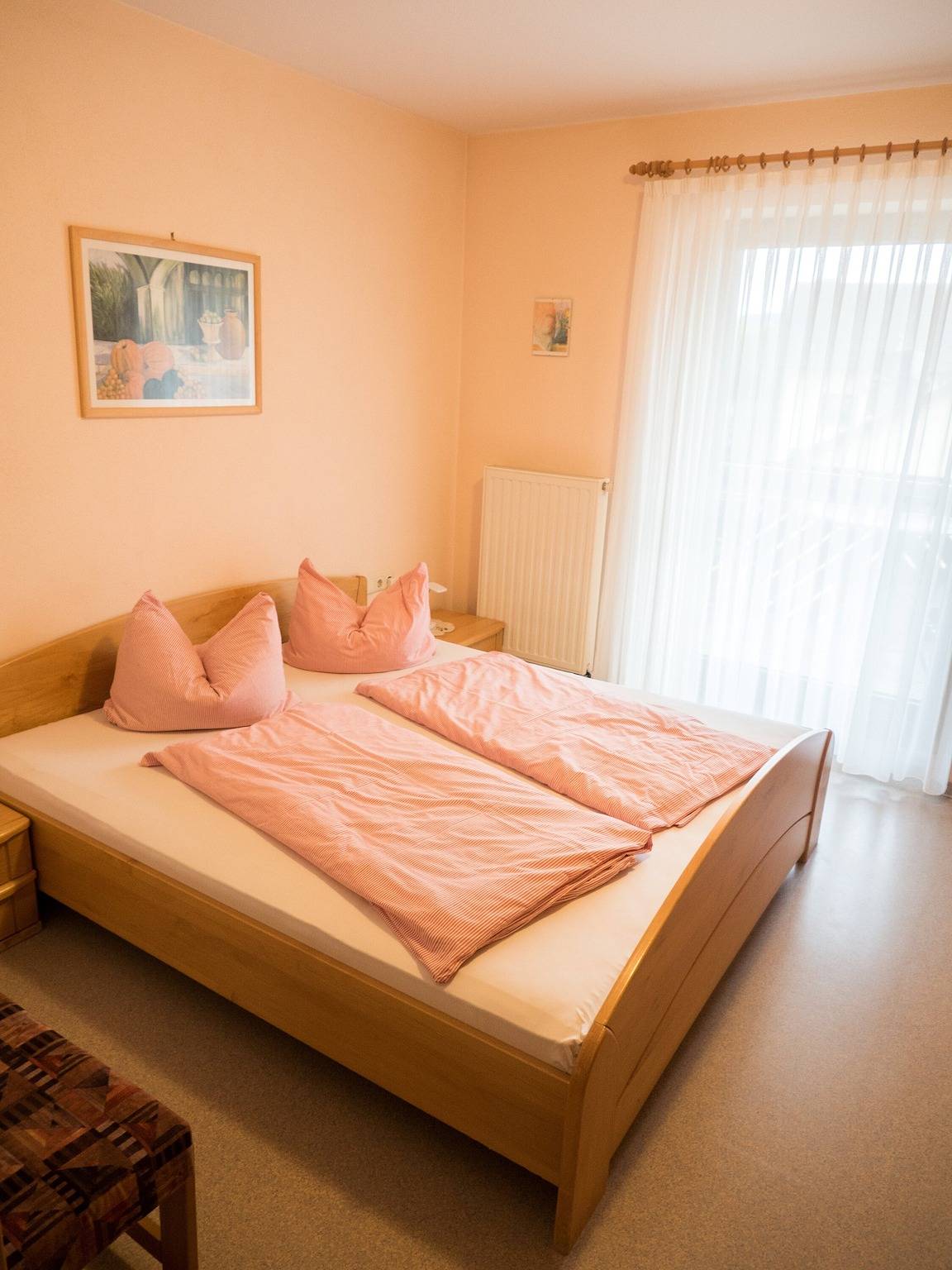 Apartamento inteiro, Quinta Henn 'Panorama' com piscina, animais e parque infantil in Weikersheim, Vale Tauber