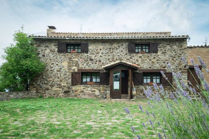 Casa rural para 6 personas, con Jacuzzi y Terraza además de Jardín y Piscina en Susqueda