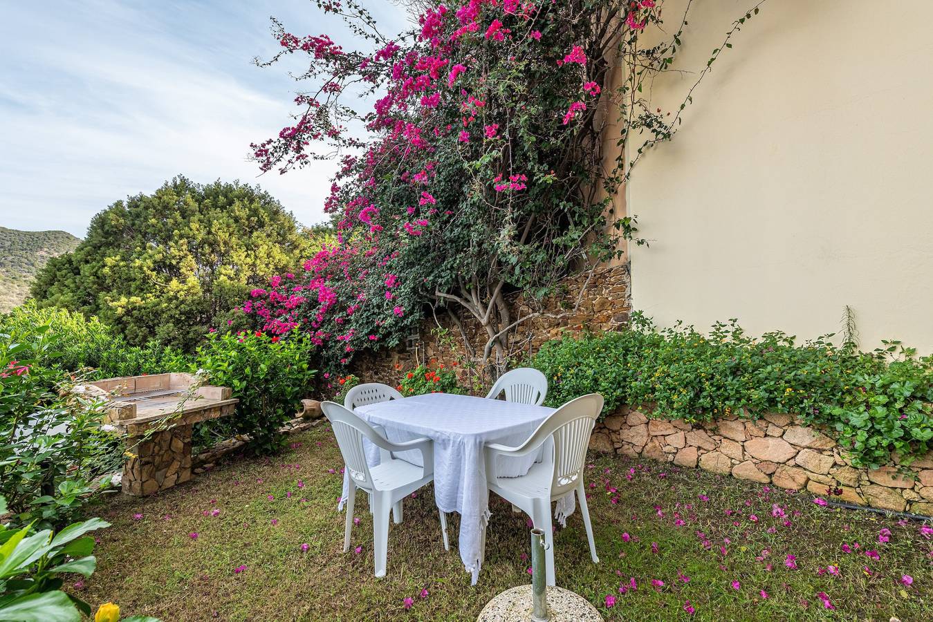 Casa de vacaciones "Chia B" Cerca de la playa con vistas al mar y jardín in Chia, Domus De Maria