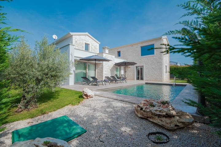 Ferienhaus für 6 Personen, mit Sauna und Pool sowie Garten und Terrasse in Nova Vas