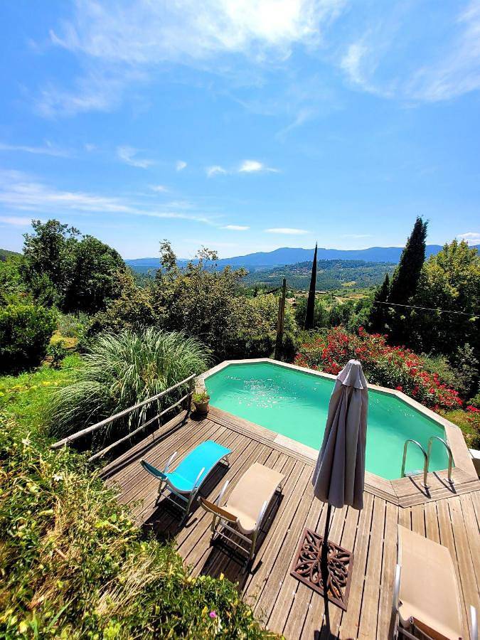 Location de vacances pour 8 personnes, avec sauna ainsi que jardin et vue, animaux acceptés à Payzac (Ardèche)