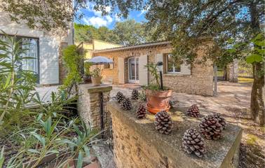 Location de vacances pour 5 personnes, avec terrasse et piscine à Uzès