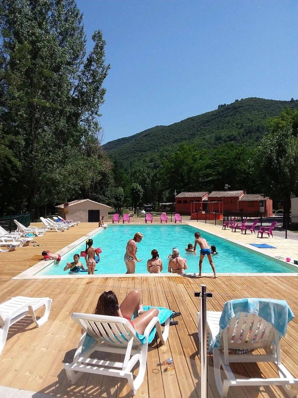 Zecamping 4* familial piscine mobil-home Tv Bbq clim 16m2 2 pers in Mialet, Cevennen