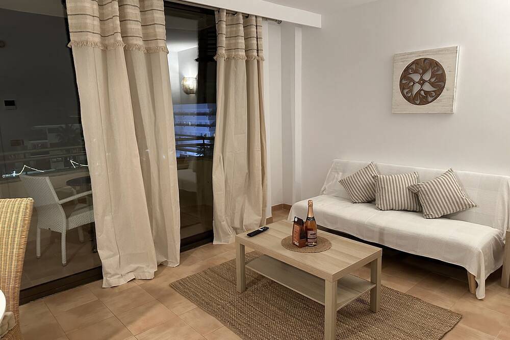 Apartamento entero, Bonito apartamento con vistas laterales al mar - Playa / peatones in Cala Millor, Son Servera
