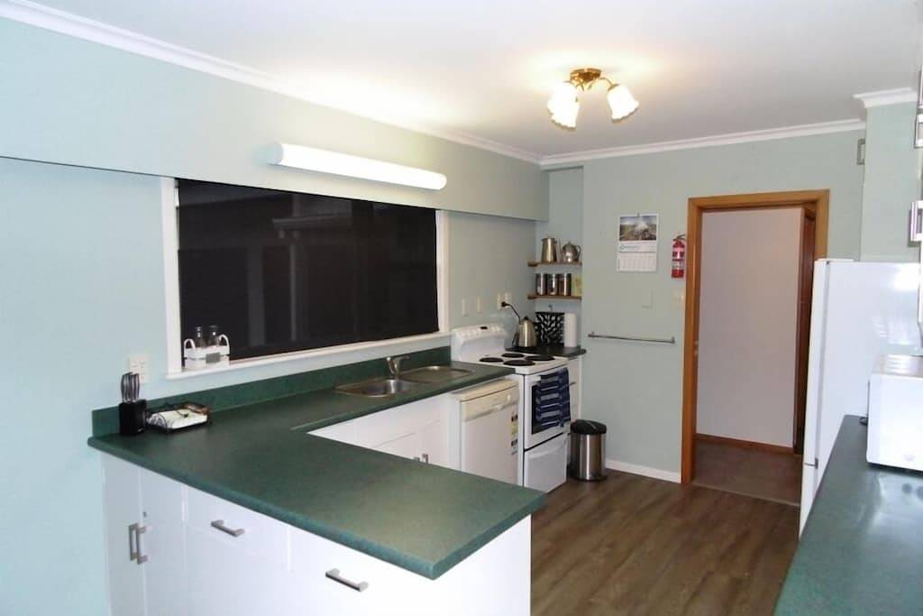 Twin Palms - Kostenlose Wäsche, Reinigung, Wifi & Frühstück. in Kapiti Coast District