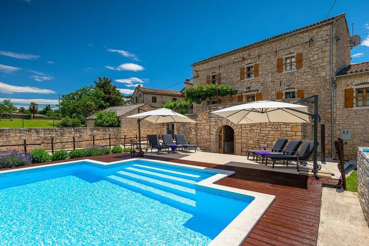 Villa voor 12 personen, met zwembad en tuin in Kroatië