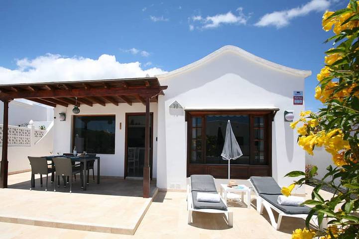 Villa pour 4 personnes, avec piscine et terrasse ainsi que jardin et bassin pour enfant - 1