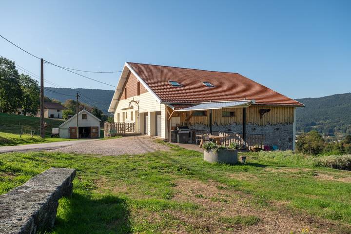 Chambres d'hôtes Nos Racines - Le Tson: Habitación con espacio de trabajo, salón y cocina compartida in Saulxures-sur-Moselotte, Parque natural regional de los Ballons des Vosges