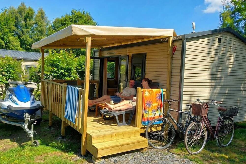 Mobil-home confortable avec terrasse à Saint-Gérons in Saint-Gérons, Région d'Aurillac