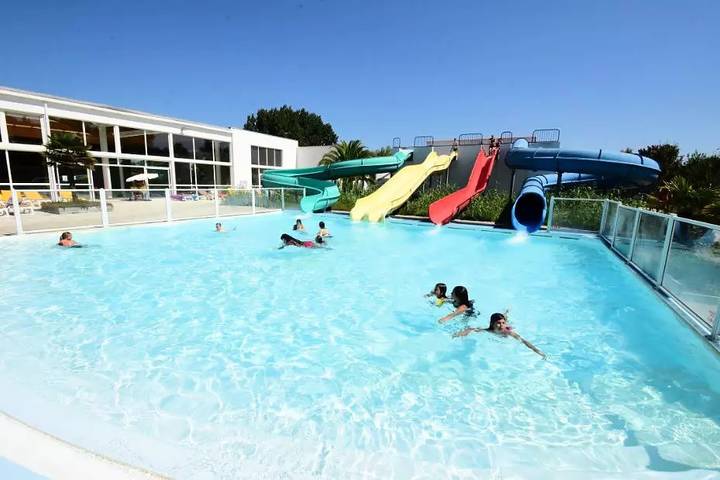 Mobil home pour 4 personnes, avec terrasse et piscine dans Plage De La Paree Du Jonc
