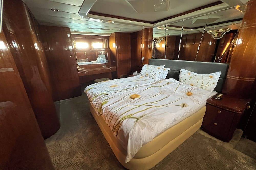 Luxury yacht in marina de Badalona. Price for overnight stay in the whole yacht. in Premiá de Mar, Costa del Maresme