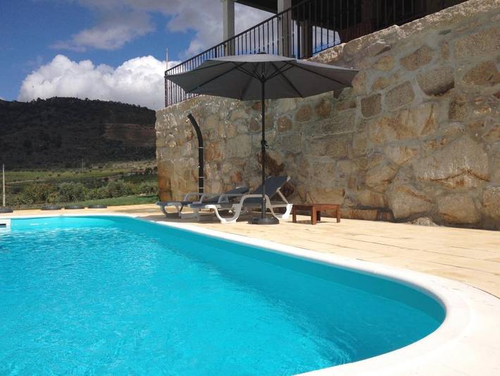 Location de vacances pour 2 personnes, avec Terrasse et Jacuzzi ainsi que Jardin et Piscine à Vila Flor