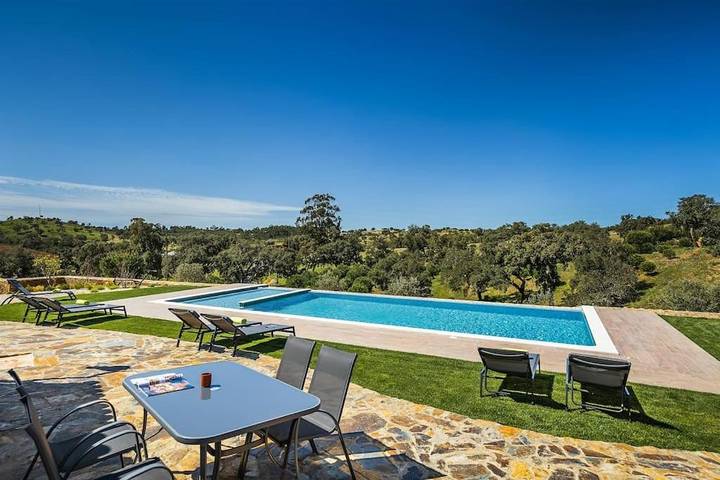 Location de vacances pour 11 personnes, avec piscine et bassin pour enfant ainsi que vue et jardin dans Salir - 4