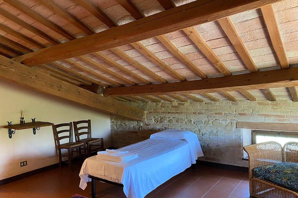 Attic Room with Private Bathroom in a Historic Villa Farmstay in Treia (Italien), Macerata Provinz
