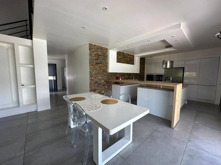 Location de vacances pour 8 personnes, avec terrasse et jardin ainsi que vue et piscine à Saint-Maurice-l'Exil - 3