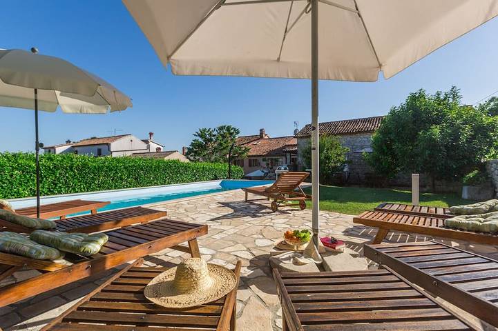 Ferienhaus für 14 Personen, mit Pool und Garten