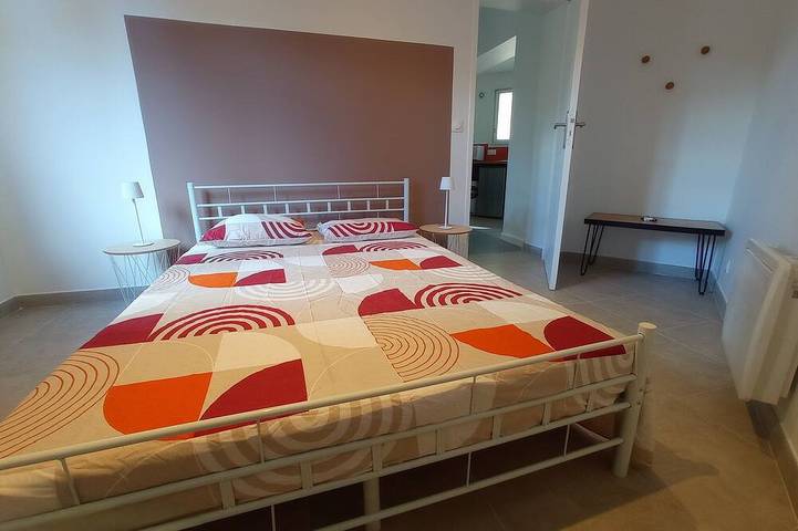 Location de vacances pour 3 personnes, avec terrasse ainsi que jardin et piscine à Anduze - 2