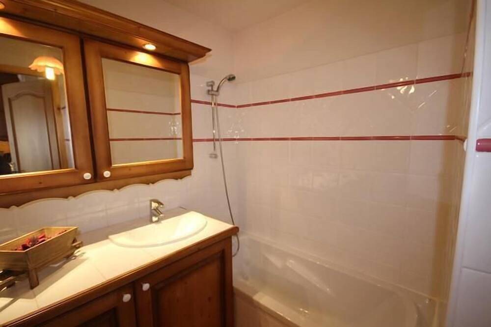 Entire apartment, 100m from ski slopes, Ground floor, swimming pool, balcony, parking, tv, ski locker, 45m² in Villard-sur-Doron, Albertville region