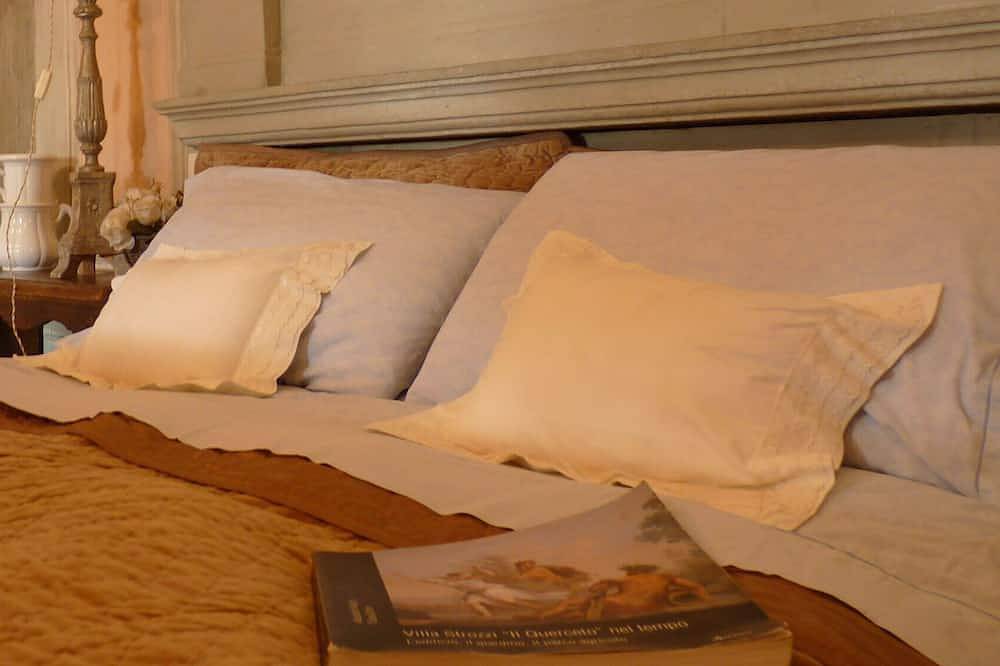 Former historical chapel in villa: pool, garden, parking space, fenced property in Florence, Province de Florence