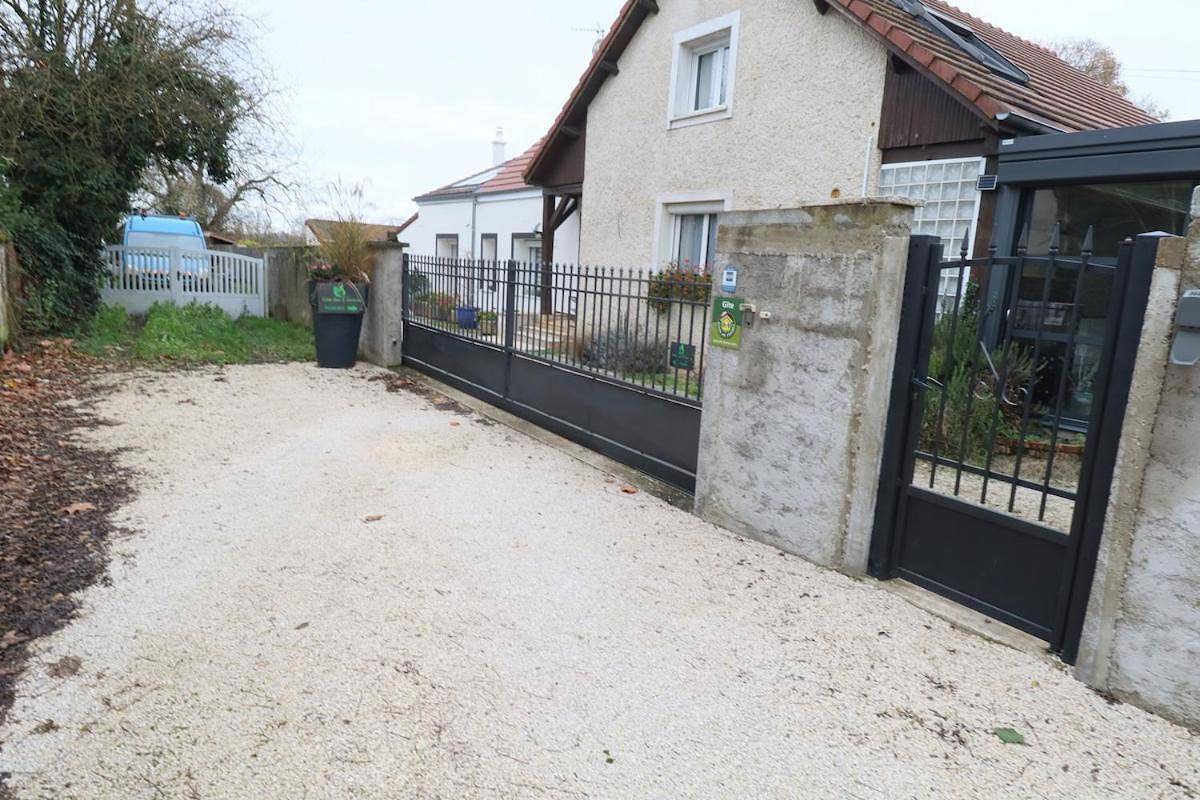 Appartement entier, Studio Lise Marion, calme,climatisé, parking privé in Longeault, Région de Dijon