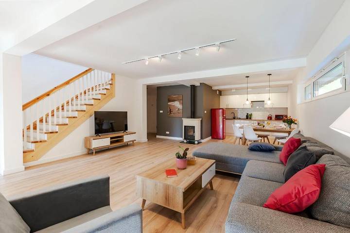 Ferienhaus für 8 Personen, mit Pool und Ausblick sowie Terrasse, mit Haustier