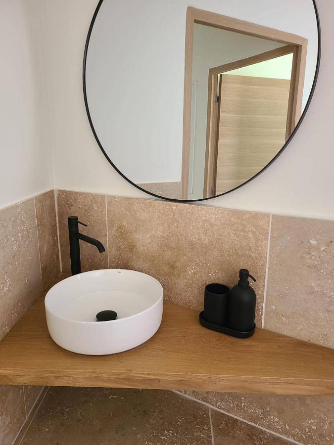 Location de vacances pour 7 personnes, avec jardin ainsi que vue et piscine à La Fare-les-Oliviers - 4