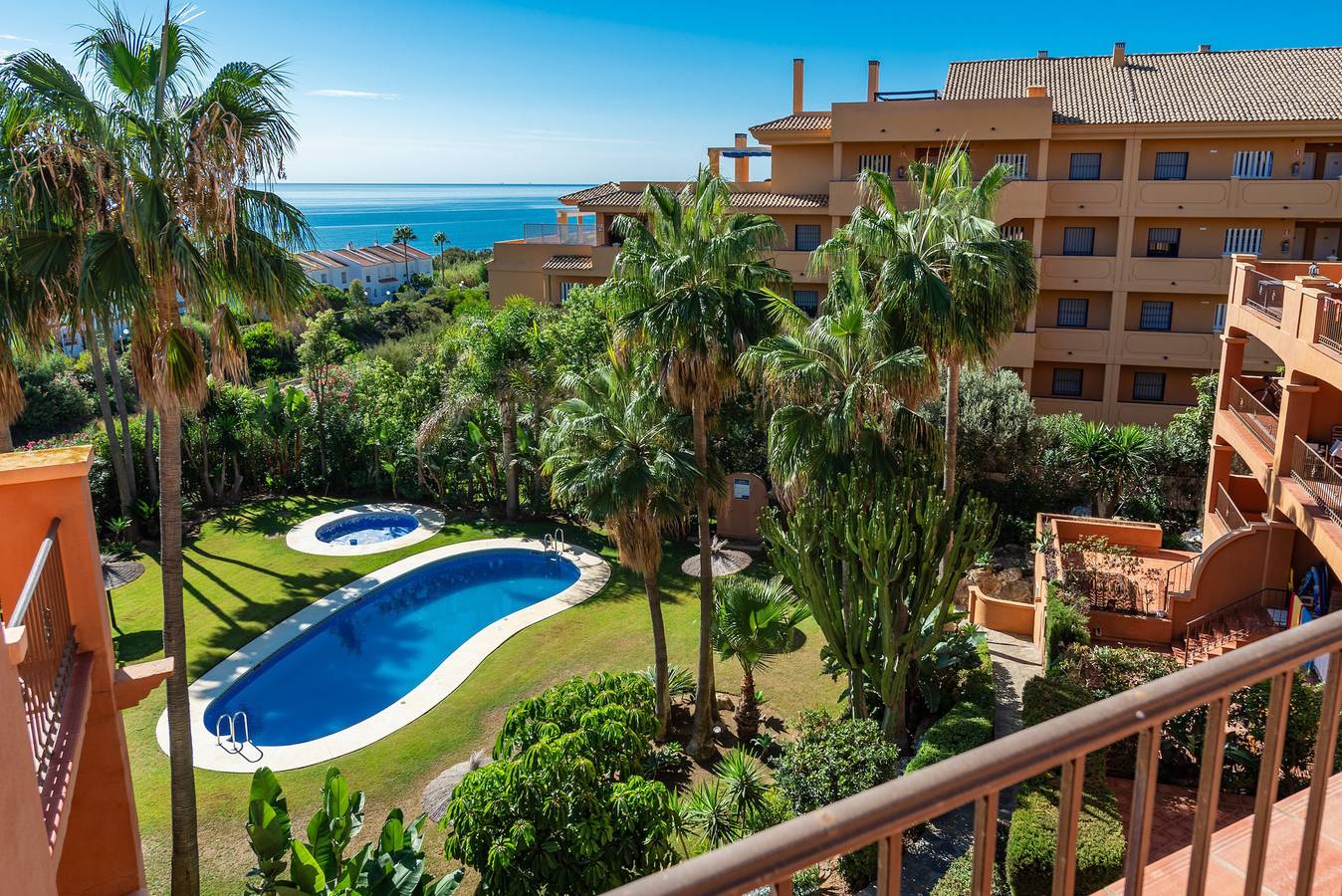 Apartamento entero, Apartamento 'Casa Vasari' con vistas al mar, Wi-Fi y aire acondicionado in Alboran Hills, Manilva