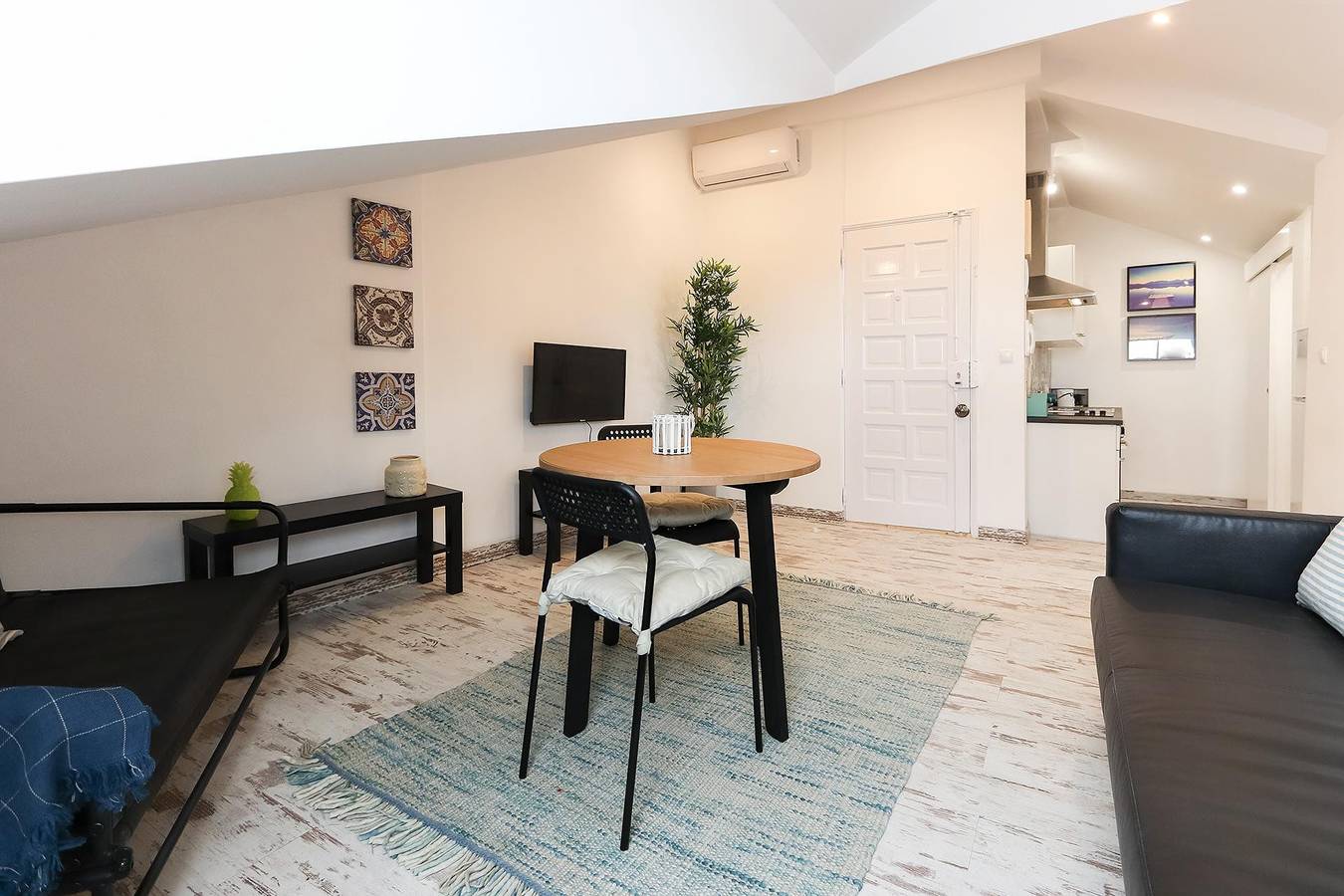 Entire apartment, Bairro Alto Views by Homing in Misericórdia, Lisbon