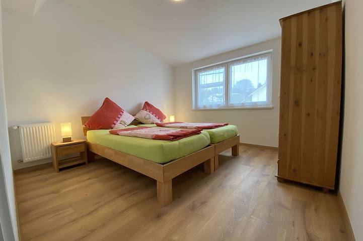Ganze Wohnung, Idyllische FeWo im Grünen mit Westbalkon, Parkplatz (Wallbox) und Fahrradraum. in Lindau, Bayerisch Schwaben