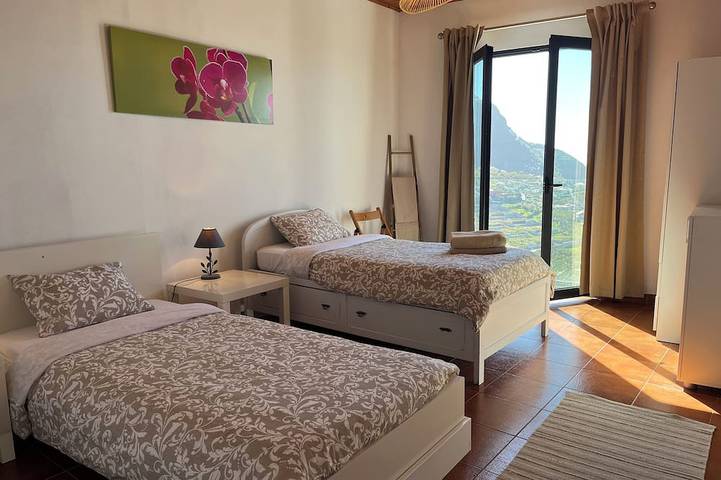 Ganze Wohnung, Winterzeit-Wohnung mit Privatpool, atemberaubende Aussichten, Spielzimmer, Grill in Arco da Calheta, Madeira