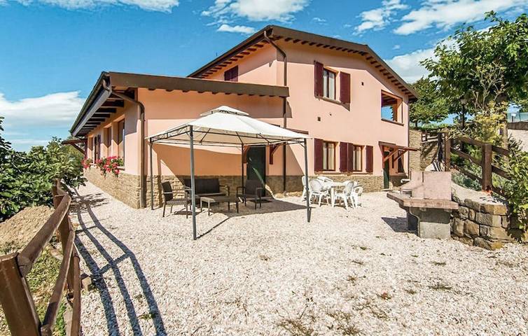 Agriturismo per 7 persone, con terrazza e piscina a Apecchio