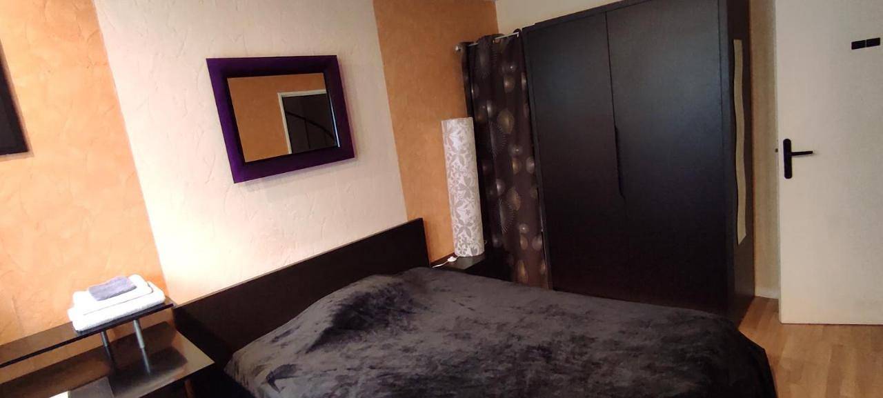 Chambre Grand lit Afrik in Combs-la-Ville, Seine-et-Marne