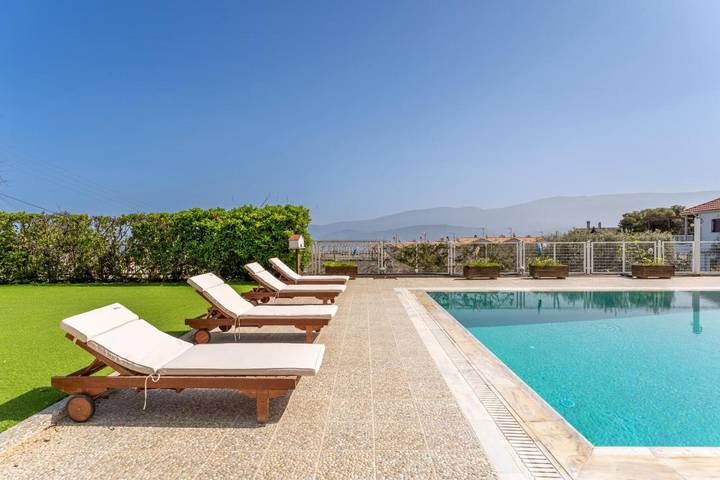 Apartamento para 12 personas, con jardín además de piscina y vistas en Corinto