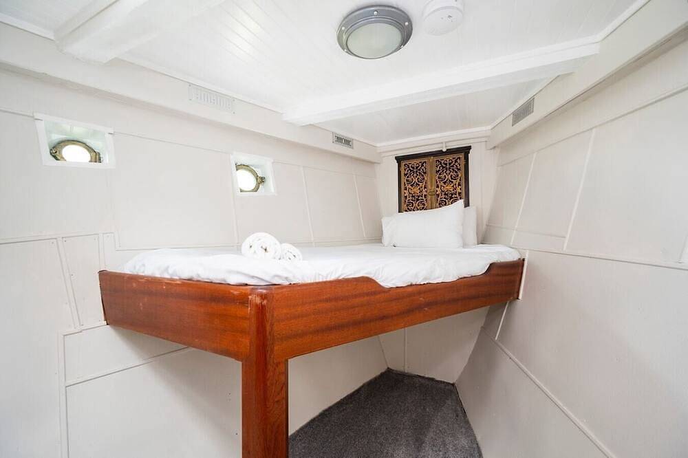 Entire apartment, Lorna, Houseboat , West Mersea in Mersea Island, Colchester