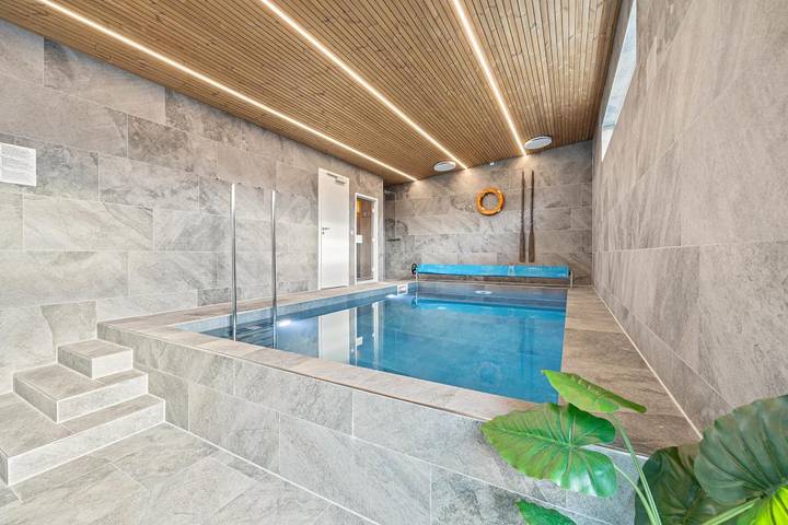 A fantastic, five-star holiday home with a pool, outdoor spa and sauna in Blåvand in Blavand, Región de Varde