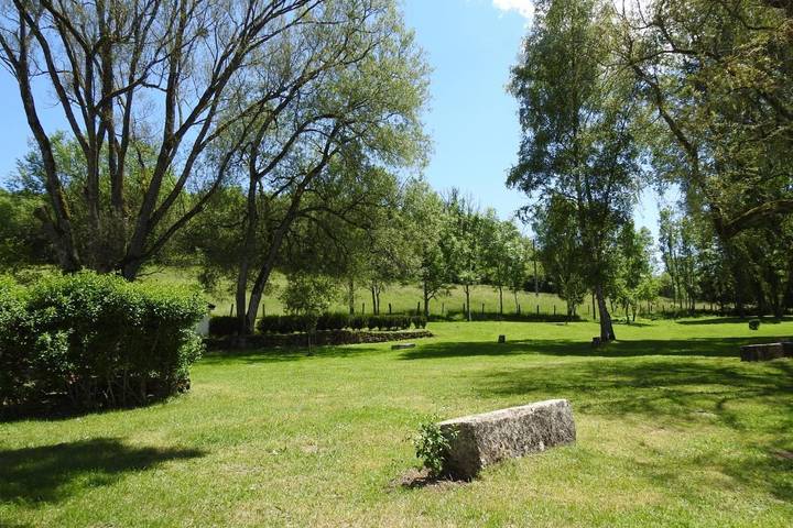 Gîte pour 14 personnes, avec jardin et jacuzzi, adapté aux familles à Perrancey-les-Vieux-Moulins
