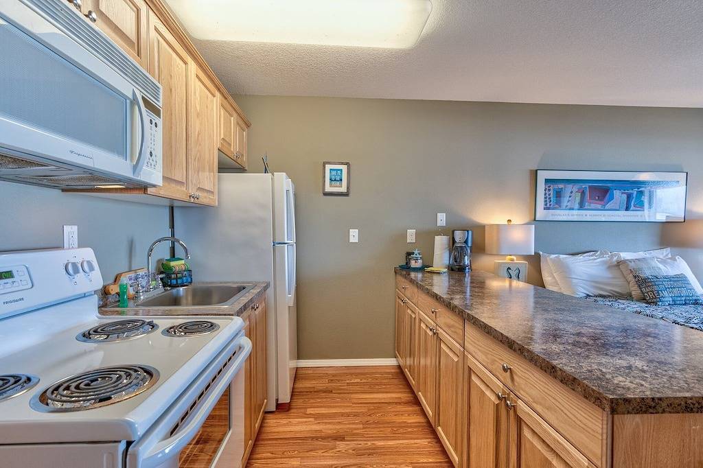 Ganze Wohnung, Bonfire of the Manatees - Erdgeschoss Spa�� direkt am Strand! in Lincoln City, Devils Lake (OR)