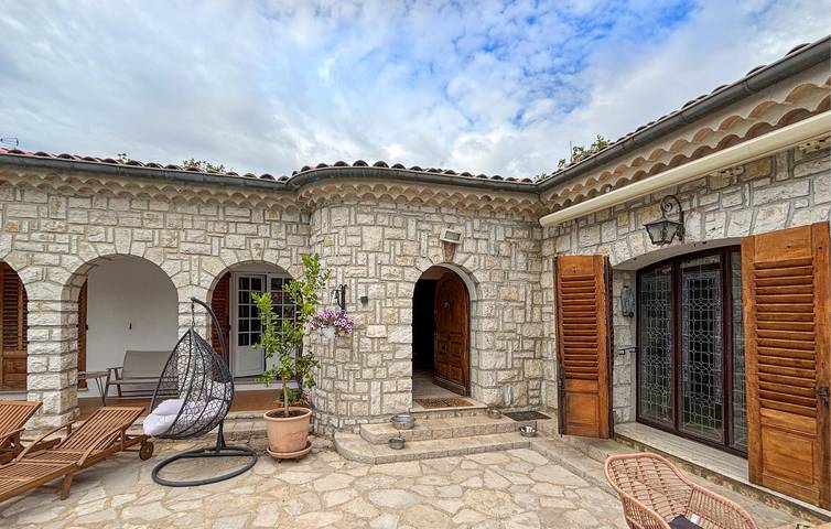 Charming 340m² Apartment with Pool, Terrace & Wi-Fi near Saint-Vallier in Saint-Vallier-de-Thiey, Cannes region