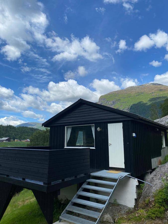 Ferieleilighet for 5 personer, med Terrasse og Hage i tillegg til Utsikt i Stryn 