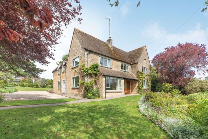 Cottage for 12 people, with garden in The Cotswolds