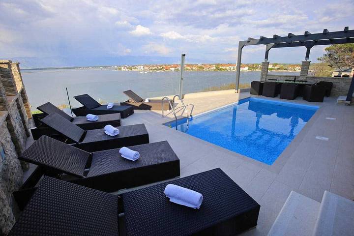 Ferienhaus für 10 Personen, mit Meerblick und Terrasse sowie Pool und Ausblick in Nin - 4