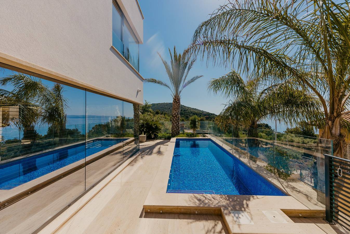 Villa Black & Gold with Pool in Okrug Gornji, Ciovo