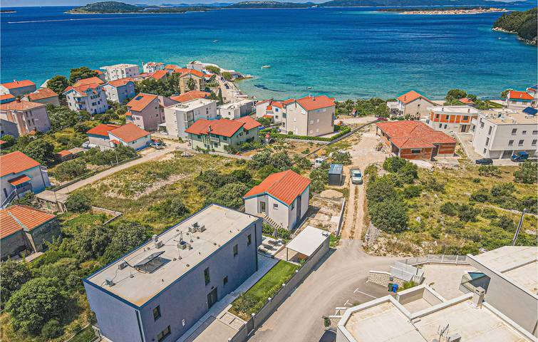 Location de vacances pour 8 personnes, avec terrasse et piscine à Zaboric - 2