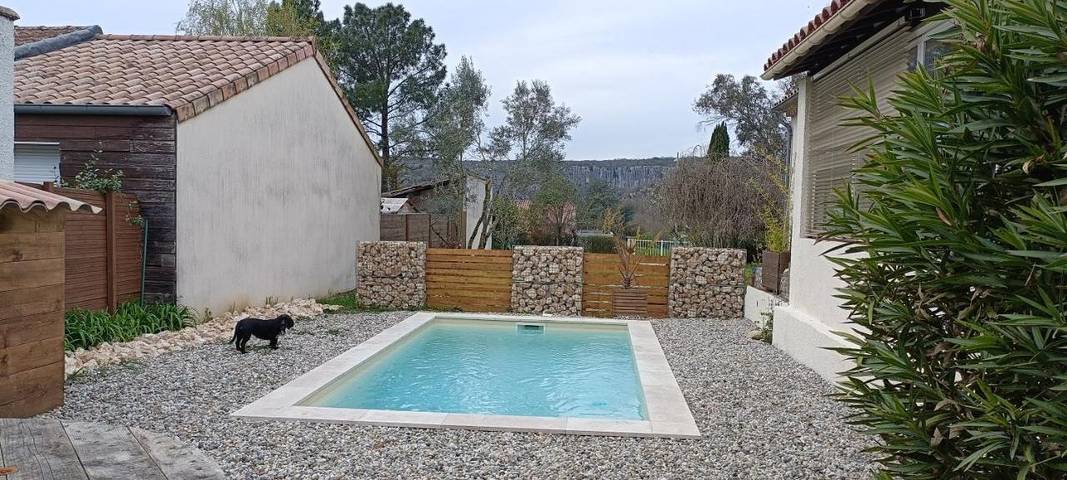 Location de vacances pour 4 personnes, avec jardin ainsi que terrasse et piscine à Pradons