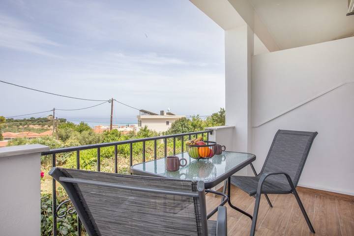 Apartment for 3 people, with balcony and garden in Planos