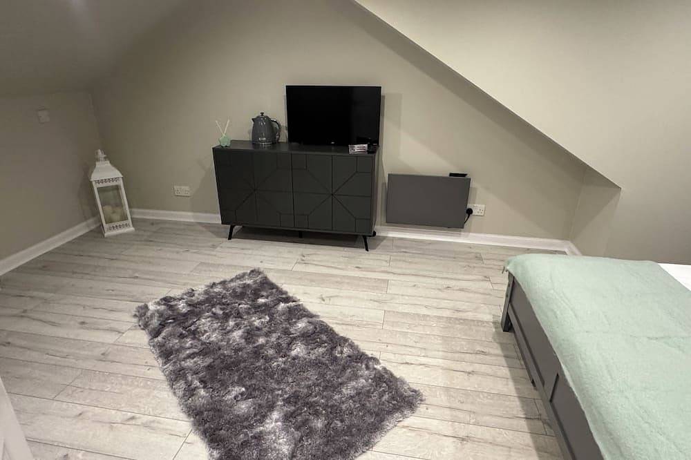 Newly Renovated Room With Private Bathroom - Sleeps 3 - 2 Beds in West Lothian